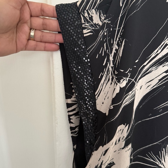 Women's plus-size blouse in size 2XL, black and beige with a floral pattern. - Picture 4 of 10